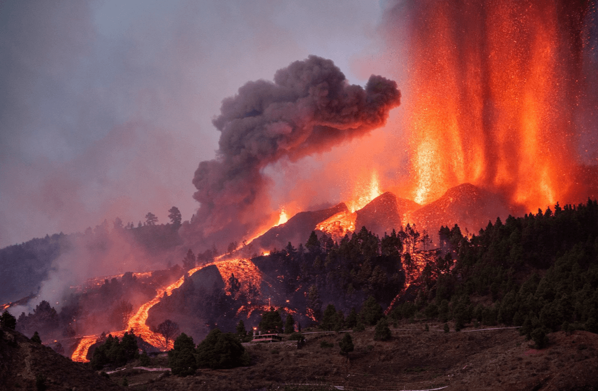 Вибухи та хмари токсичного газу: на Канарських островах лава наближається до океану