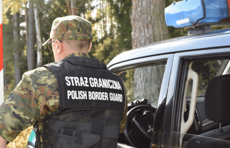 У Польщі прикордонники намагалися витіснити мігрантів до Білорусі через дірку у паркані (відео)