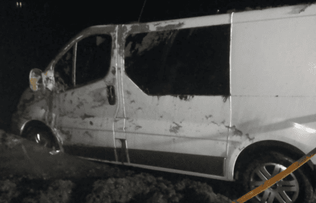 На Харьковщине микроавтобус съехал в озеро, 2 человека погибли — полиция