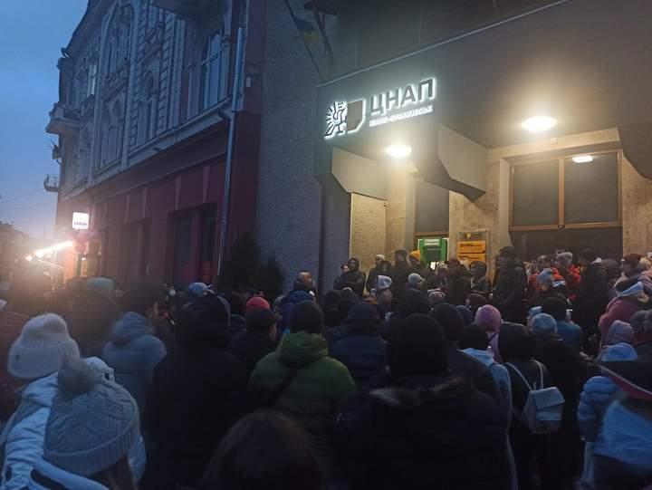 Ивано-Франковск: около 300 человек ночевали у ЦНАПа, чтобы записать детей в новый детсад