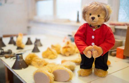 У Німеччині випустили плюшевого ведмедика, схожого на Меркель