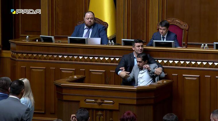 Тищенко оттащил Лероса от трибуны ВР, когда тот начал критиковать Зеленского (видео)