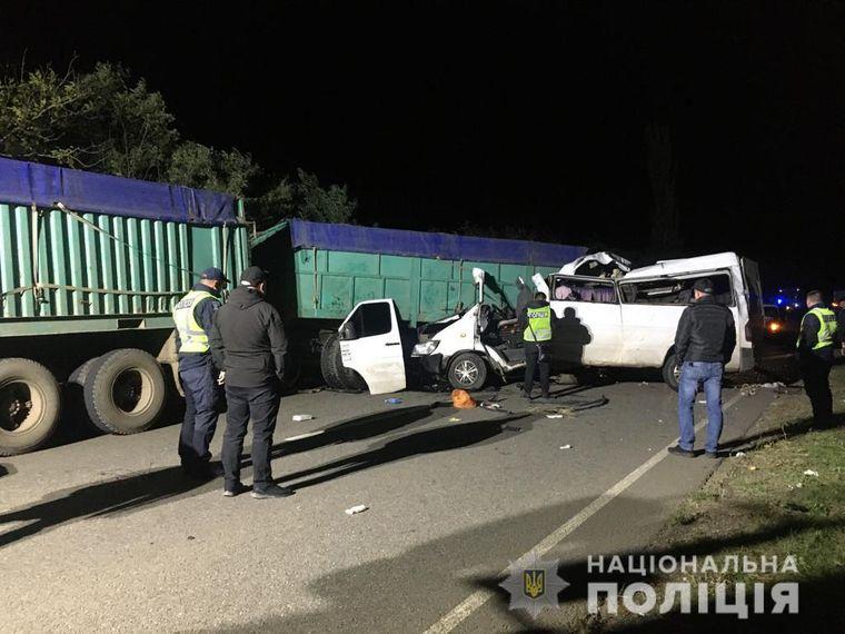 На Миколаївщині зіштовхнулися мікроавтобус і дві вантажівки, загинули 4 людей (ФОТО)