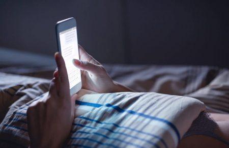 «Ще 10 хвилин у телефоні, а потім точно спати!» Що таке «прокрастинація сну» і як із нею боротись