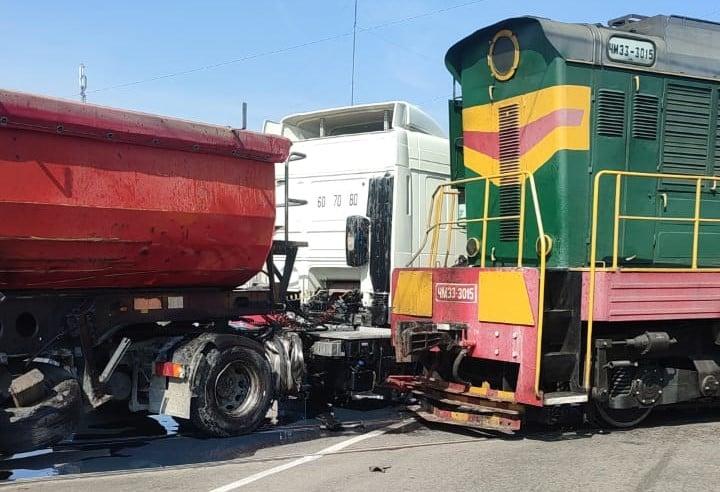 На Київщині потяг зіштовхнувся із вантажівкою