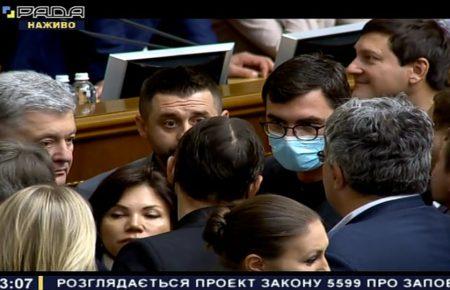 Під крики «диктатура» та блокування трибуни: Рада ухвалила «деолігархічний» закон