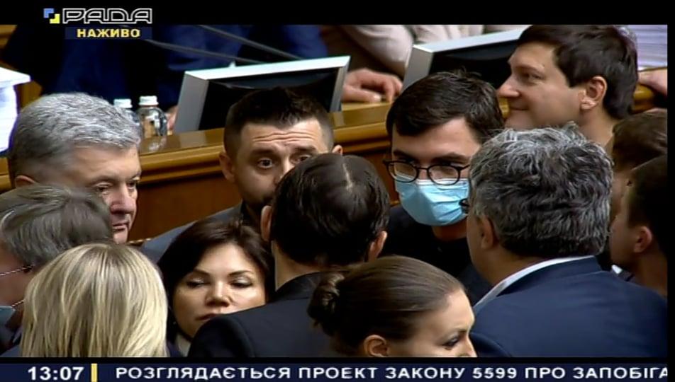 Під крики «диктатура» та блокування трибуни: Рада ухвалила «деолігархічний» закон