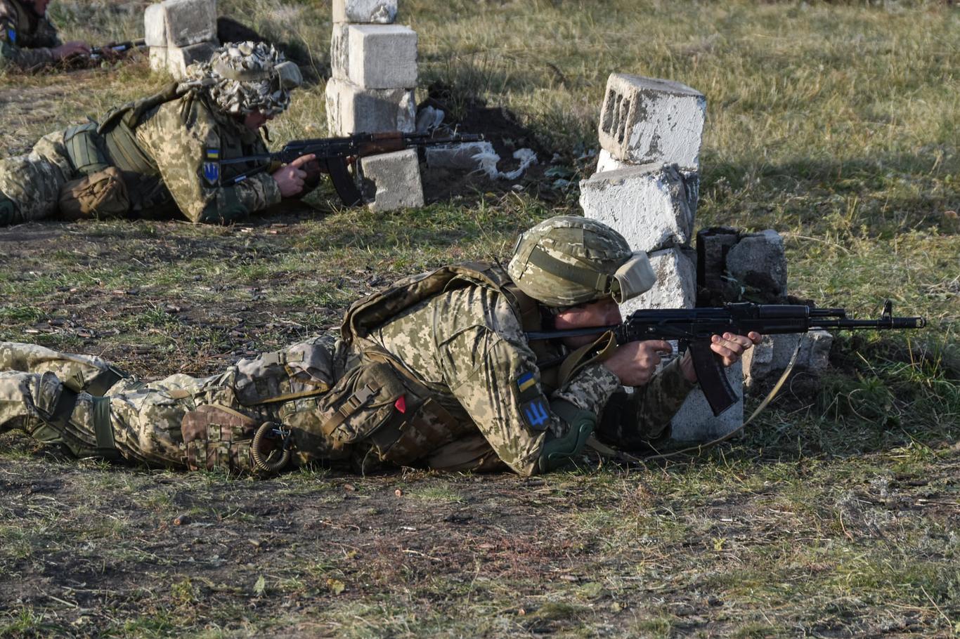 На Донбасі унаслідок обстрілів дістали поранення двоє військових