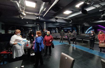 В Івано-Франківську люди заблокували медиків у центрі вакцинації