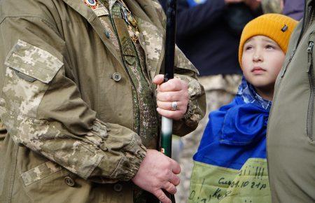 «Я тут у колі однодумців»: марш до Дня захисників та захисниць пройшов вулицями Києва (репортаж)