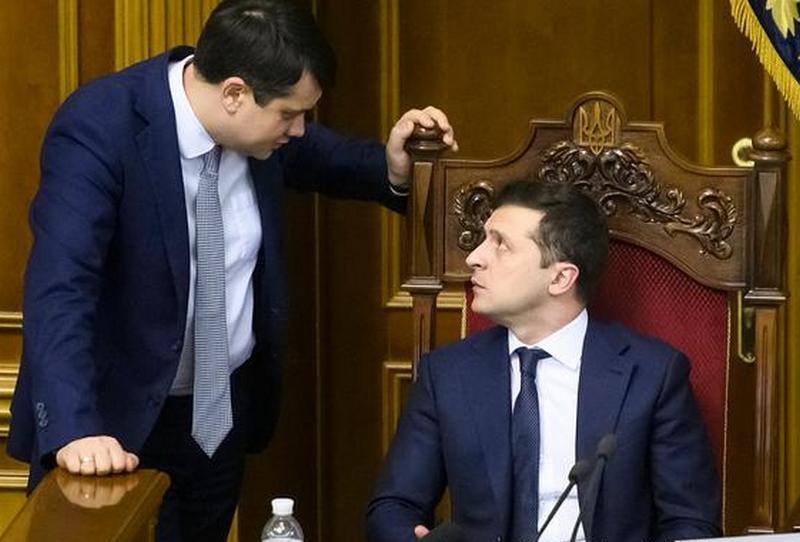 Зеленський прибирає останнього члена команди — політолог