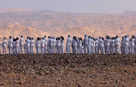 Фотохудожник зібрав 200 оголених людей біля Мертвого моря: хотів показати, як море висихає