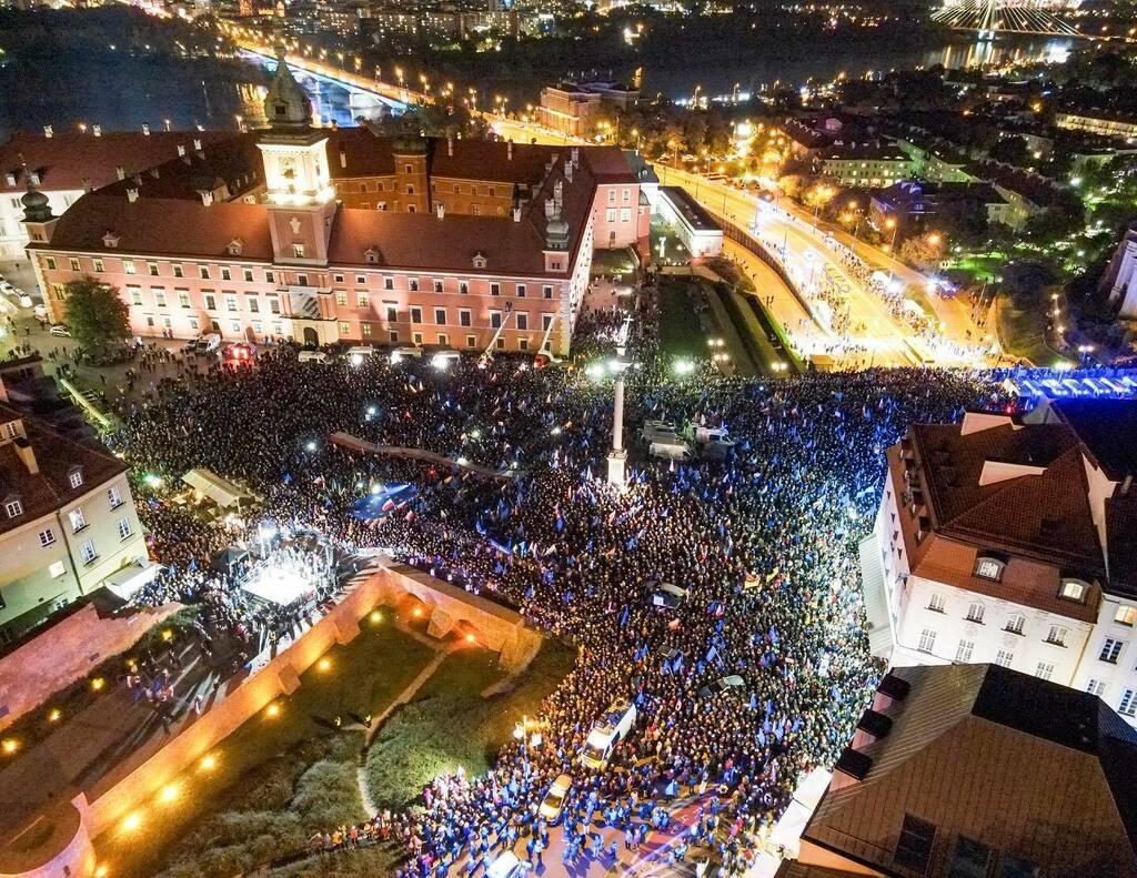 У Польщі протестують проти пріоритету законодавства країни над правом ЄС (ВІДЕО)