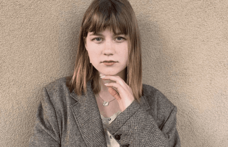 «Сидеть в дождь на подоконнике»: как в кино романтизируют депрессию и другие расстройства и почему это опасно