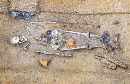 В Баварии археологи раскопали останки воина: его похоронили 1,5 тысячи лет назад с конем и оружием (фото)