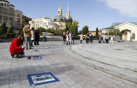 В Киеве на Почтовой площади открыли Аллею почтовых марок (фото)