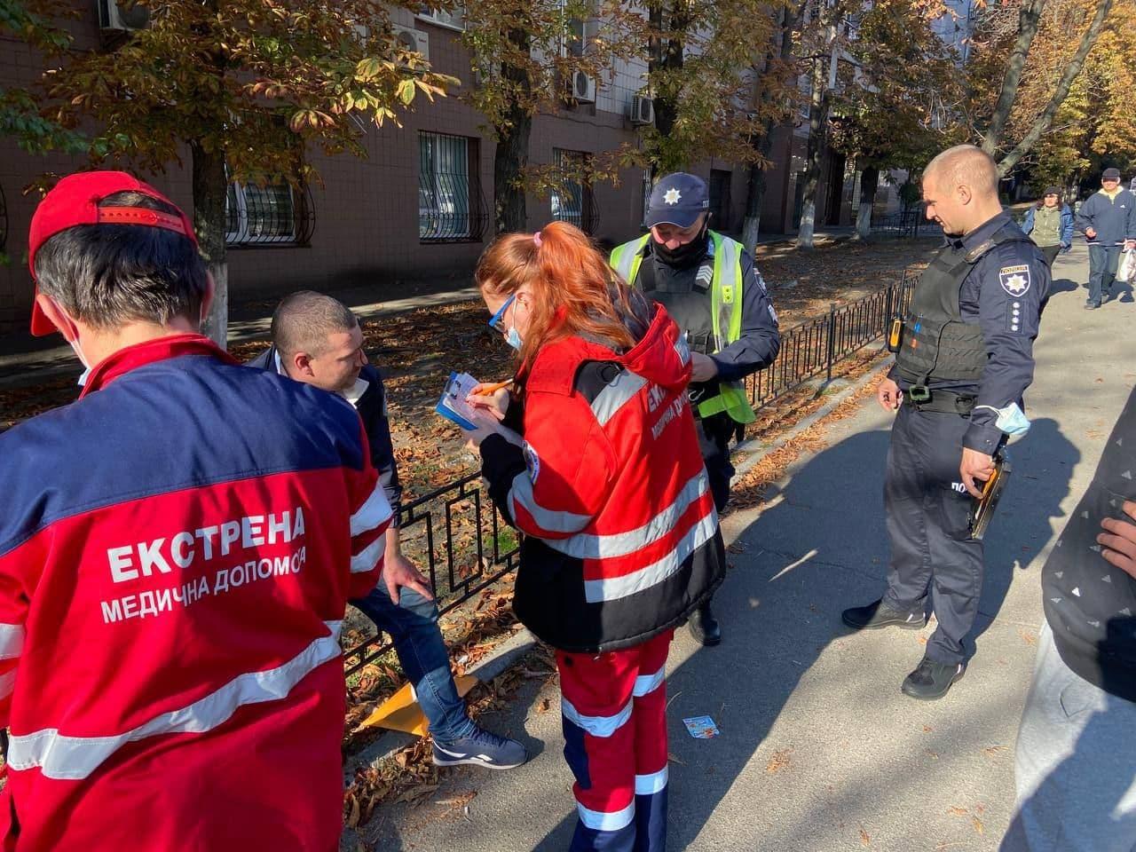 В Киеве напали на инспектора по парковке — у него сломан нос — КГГА