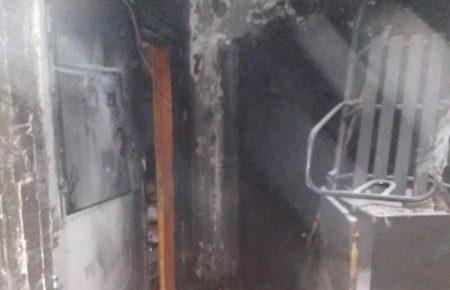 На Київщині чоловік підпалив двері ексдружини і сам отримав численні опіки