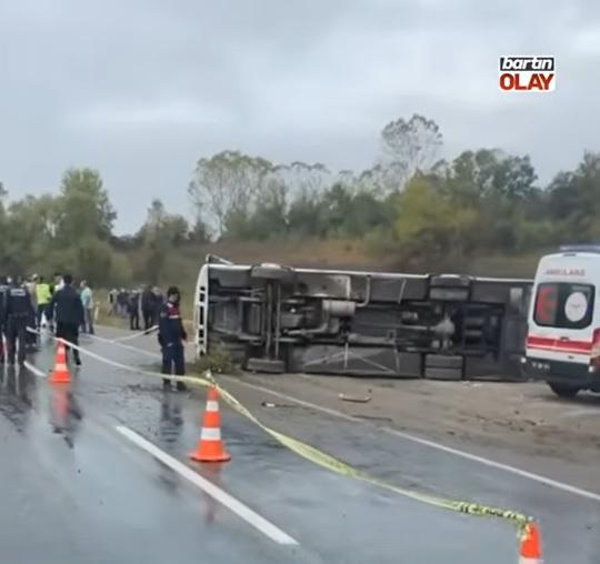 У Туреччині перекинувся автобус з посадовцями, є загиблі