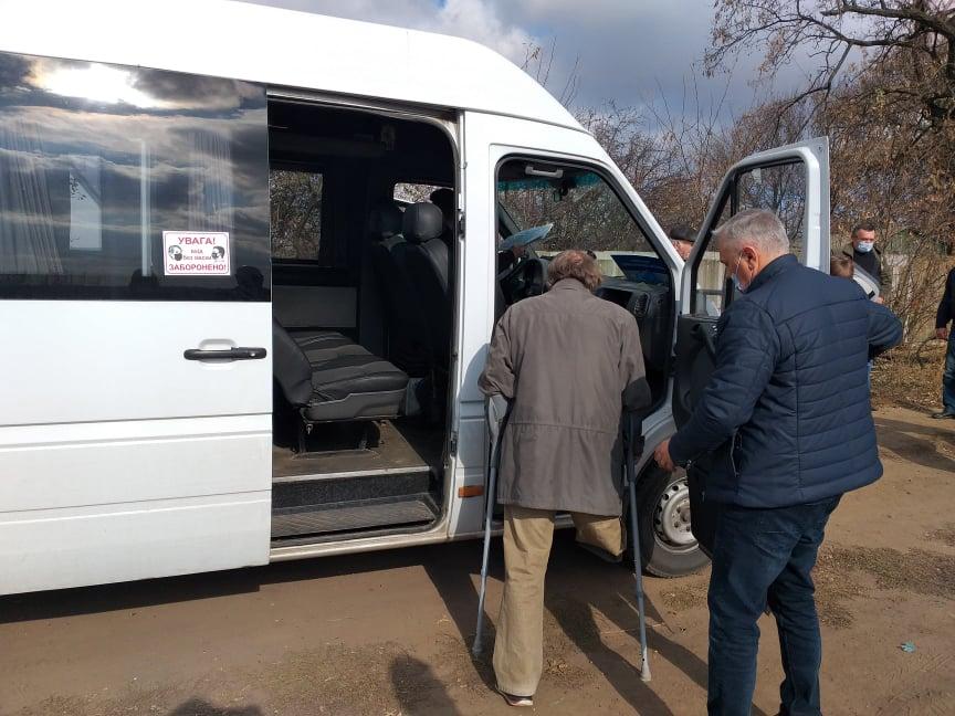 Не хочемо захворіти самі та заразити інших: жителі сіл на лінії розмежування спецрейсами їздять на вакцинацію