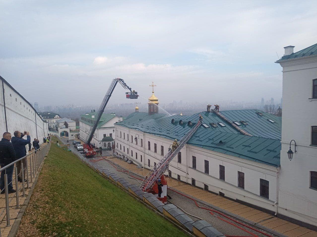 Пожежу у Києво-Печерській Лаврі ліквідували, троє людей постраждали