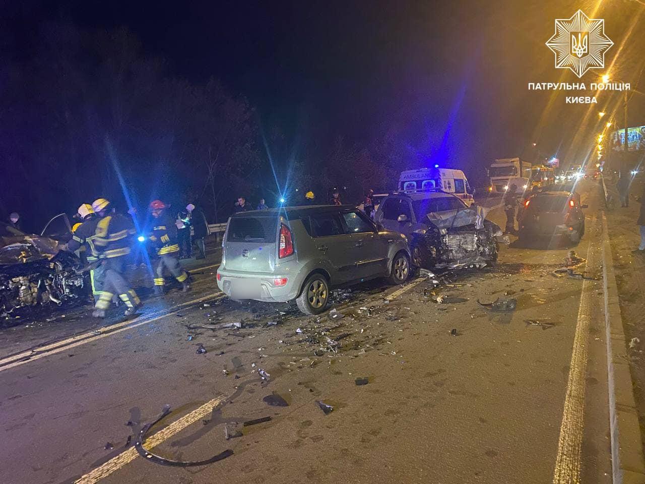 У Києві сталася ДТП за участю 4-х автомобілів: троє людей постраждали