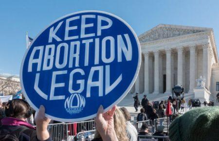 Запрет абортов в Польше: в 70 городах люди вышли на протесты из-за смерти беременной женщины