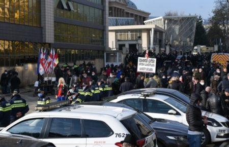 Саакашвілі вперше після затримання доставили до суду