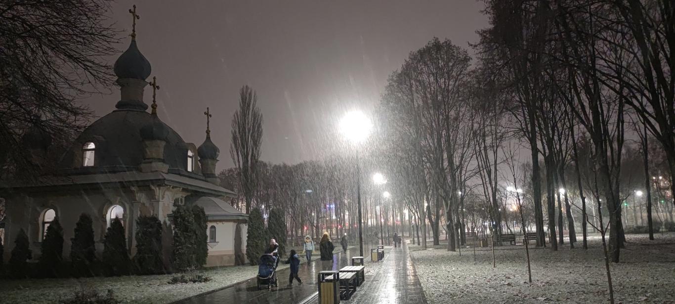 У Києві пішов перший сніг: у КМДА попереджають про ожеледицю