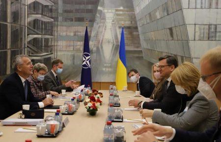 «Важливо не збільшувати напругу, але треба реально дивитися на виклики» — Столтенберг про стягування російських військ