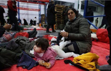 У Білорусі частину мігрантів перевезли у логістичний центр