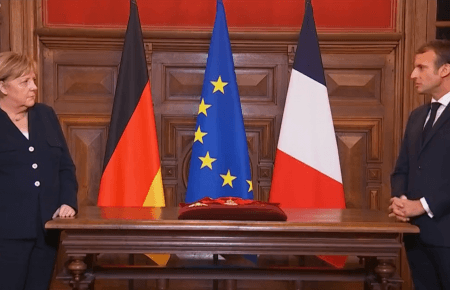 Макрон нагородив Меркель орденом Почесного легіону