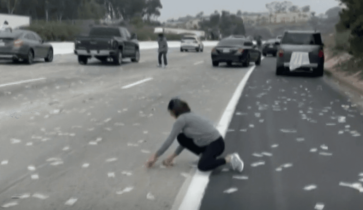 У Каліфорнії під час руху відкрилися двері бронеавтомобіля: тисячі доларів висипалися на трасу