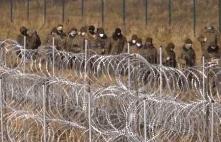 Міноборони Польщі: Білорусь стягує озброєних військових до кордону