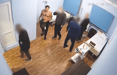 Засвідчує факт катування та жорстокого поводження: Денісова про відео, де Саакашвілі затягують у тюремну лікарню