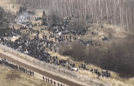 Более 10 тысяч мигрантов готовы штурмовать белорусско-польскую границу — СМИ