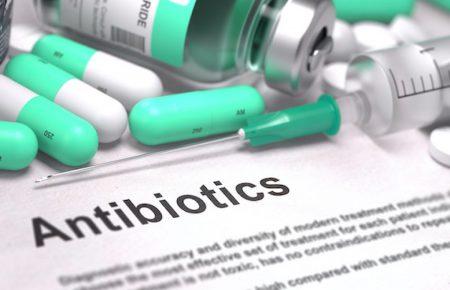 Миллионы людей в год погибают от болезней, которые не вылечили антибиотики — медик