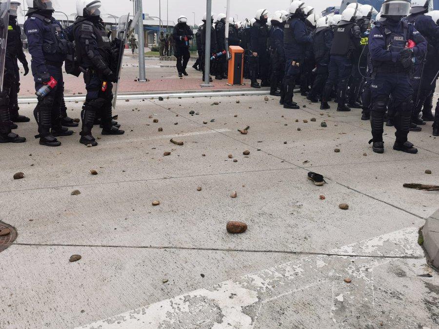 На кордоні з Білоруссю під час сутичок польському поліцейському проломили череп 