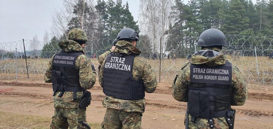 Велика група мігрантів намагалась прорватись через польський кордон 