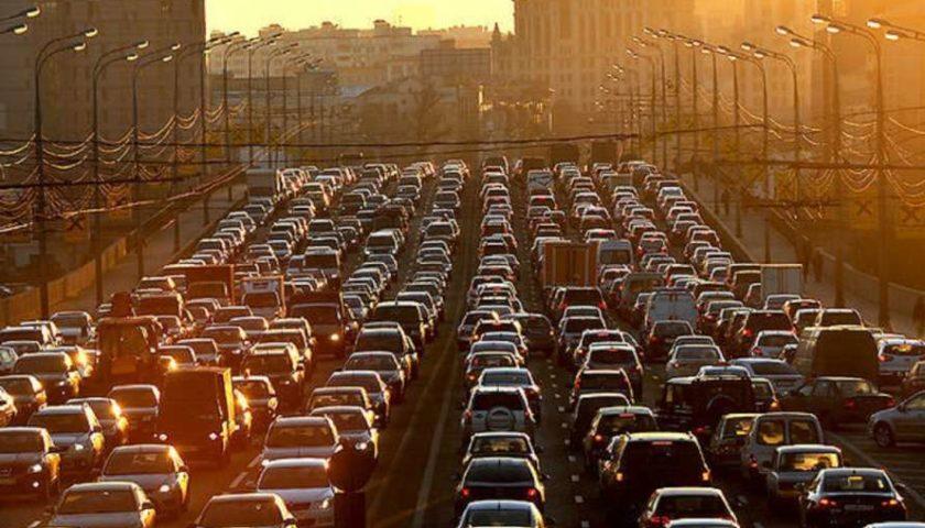 В Киеве из-за наплыва авто произошел сбой в работе общественного транспорта