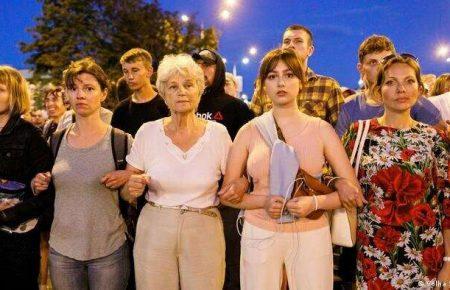 У Мінську судять Злату Янукович — дівчину з фото, що стало одним із символів протестів у Білорусі