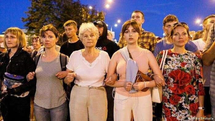 У Мінську судять Злату Янукович — дівчину з фото, що стало одним із символів протестів у Білорусі