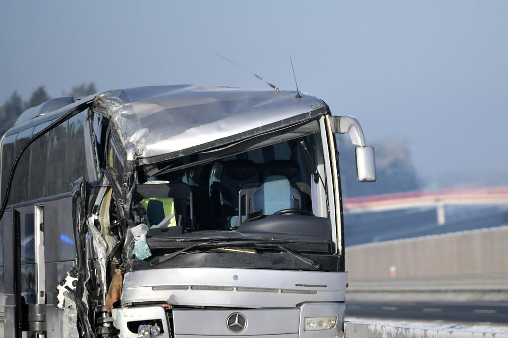 Поблизу Варшави автобус зі шкільною екскурсією потрапив у ДТП, постраждали діти