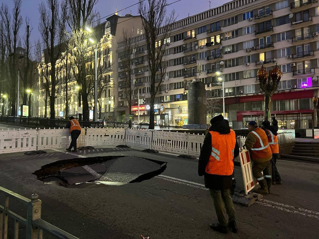 У центрі Києва провалився асфальт: рух транспорту обмежено