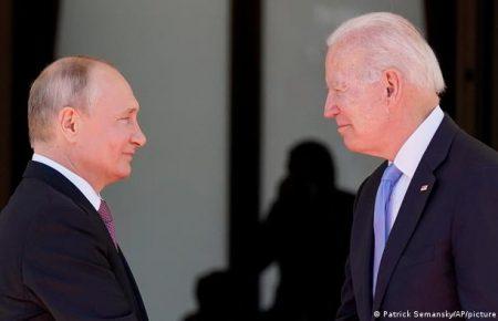 Байден і Путін завершили розмову: перемовини тривали дві години