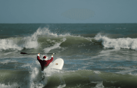 Фестиваль у Флориді: сотні Сант зайнялися серфінгом (відео)