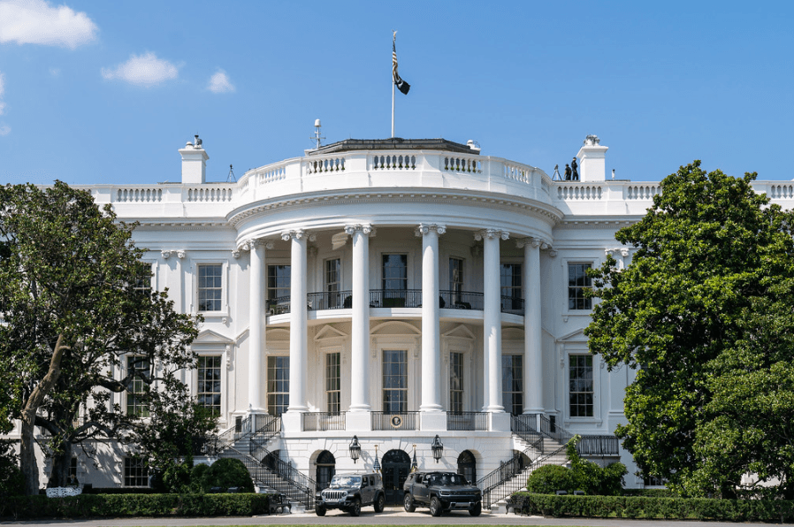 Уряд США не розглядає евакуацію своїх громадян з України: у посольстві спростували повідомлення ЗМІ