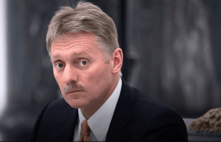 Росія не погрожує, а вживає заходів проти повзучої загрози, яка поширюється у бік її кордонів — Пєсков