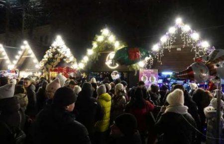 У Чернівцях сталася пожежа біля різдвяного містечка: одна людина постраждала