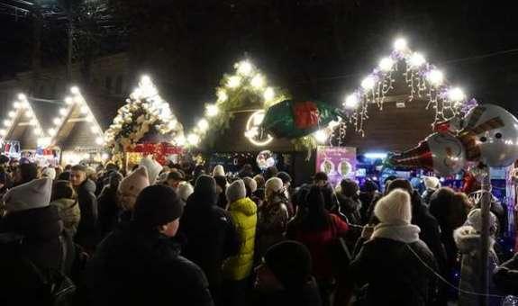 У Чернівцях сталася пожежа біля різдвяного містечка: одна людина постраждала